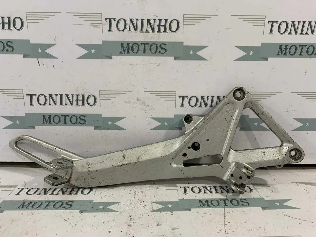SUPORTE DE PEDALEIRA LADO DIREITO HONDA HORNET 2005 Á 2007