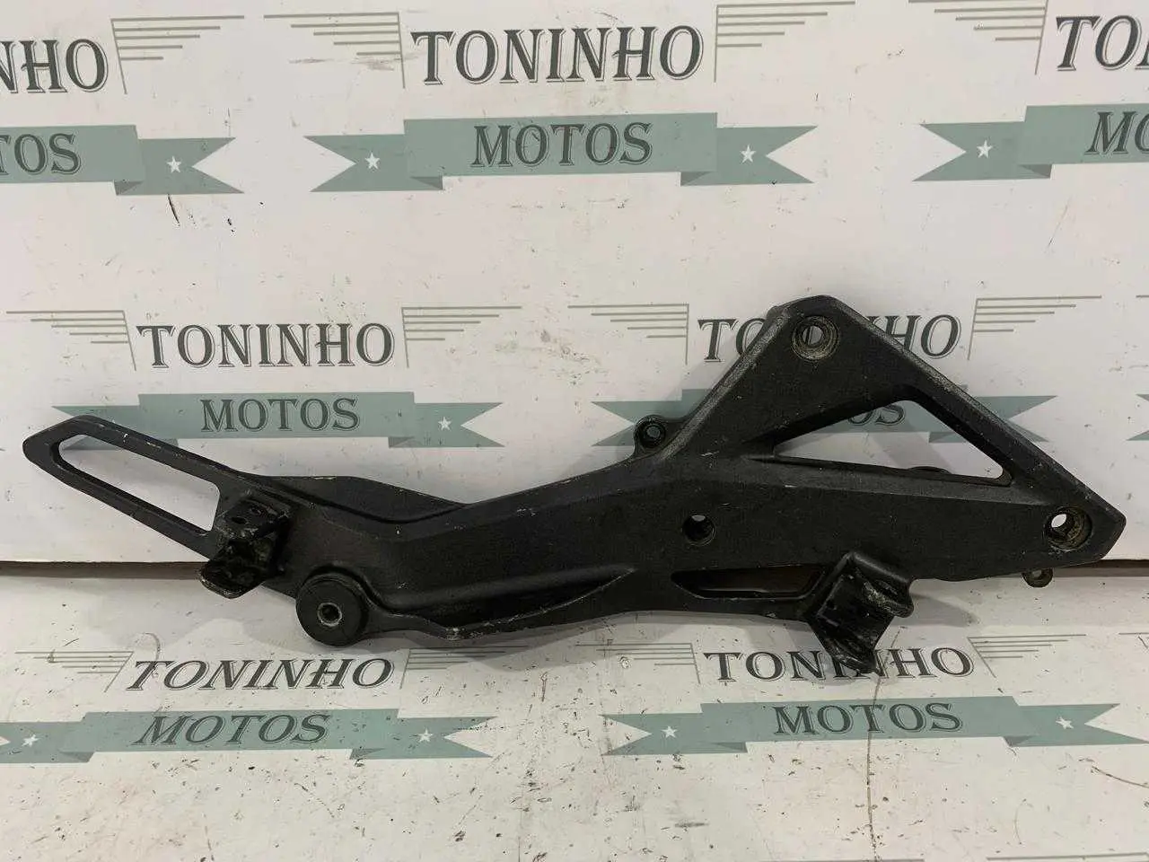 SUPORTE DE PEDALEIRA LADO DIREITO HONDA HORNET 2008 Á 2014