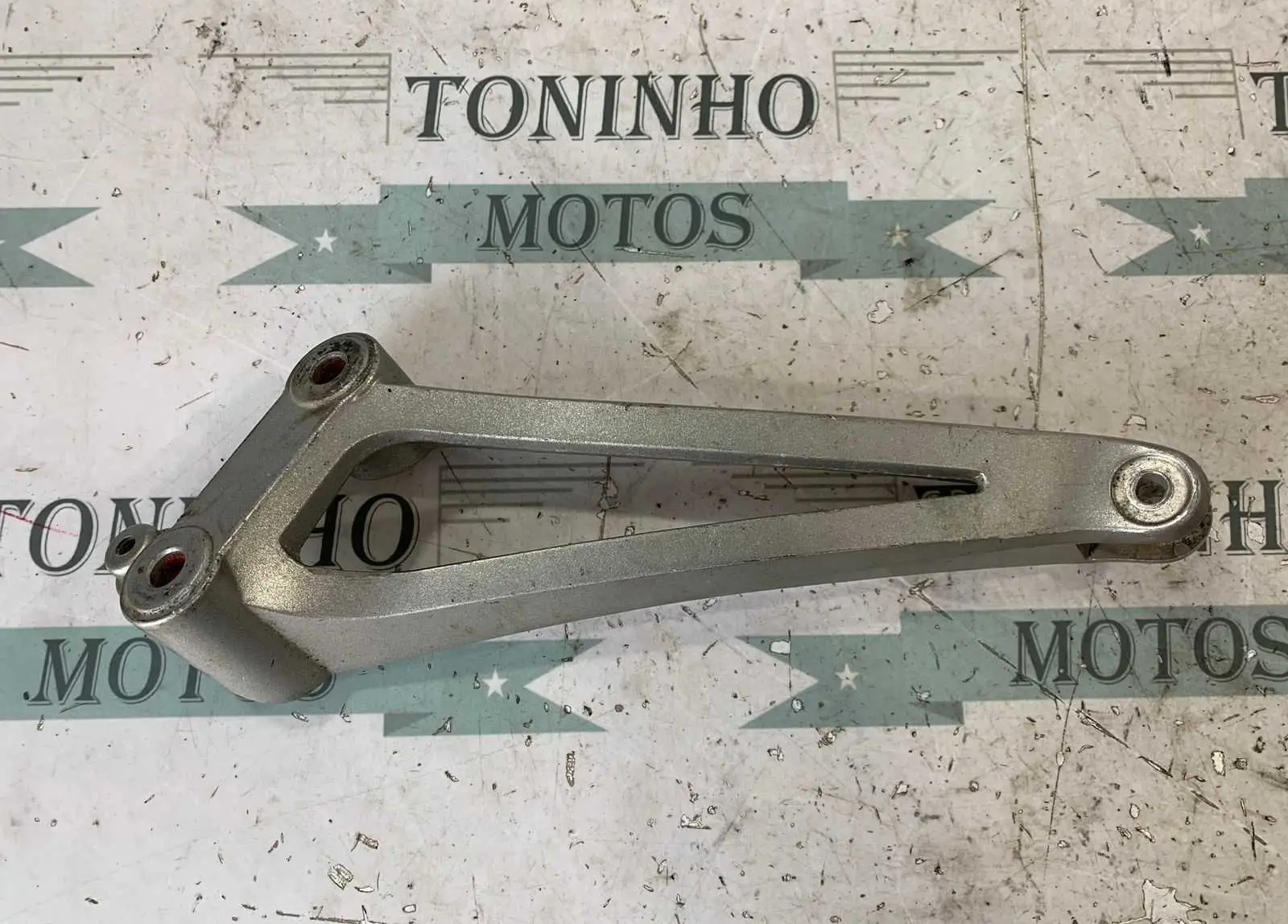 SUPORTE DE PEDALEIRA TRASEIRA ESQUERDO YAMAHA R1 2009 À 2014