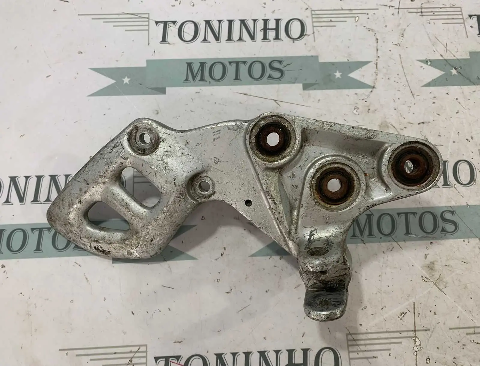 SUPORTE DE PEDALEIRA DIANTEIRA DIREITO SUZUKI GSX 1300R 1999