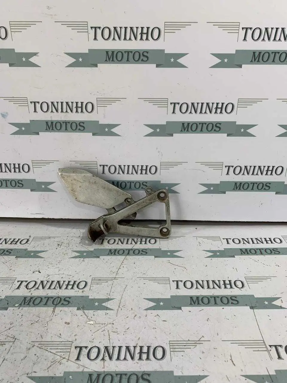 SUPORTE DE PEDALEIRA DIANTERIA LADO DIREITO HONDA CBR450