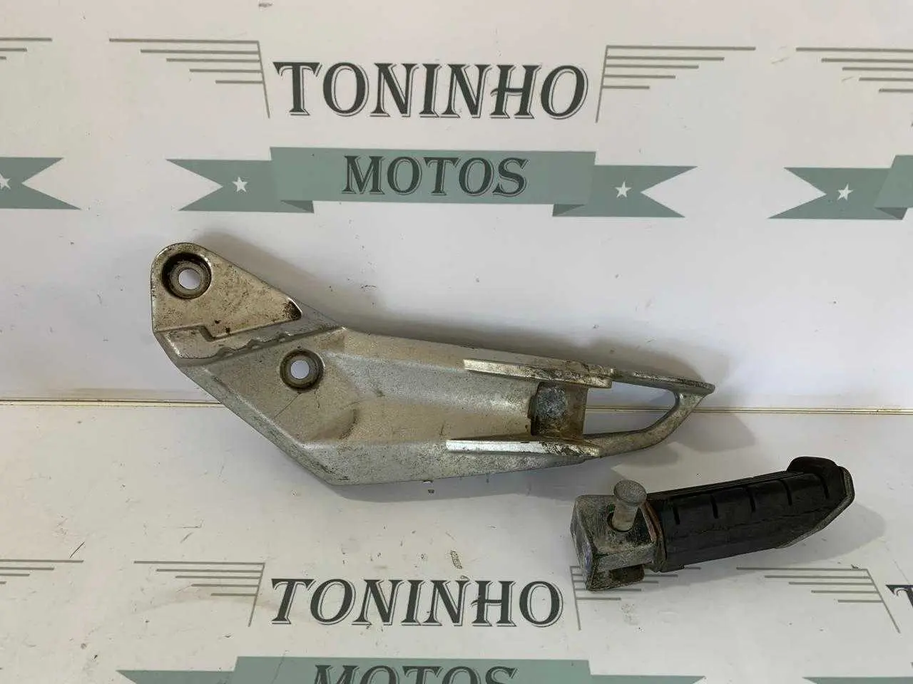 SUPORTE DE PEDALEIRA LADO ESQUERDO YAMAHA NEO 2010 Á 2012