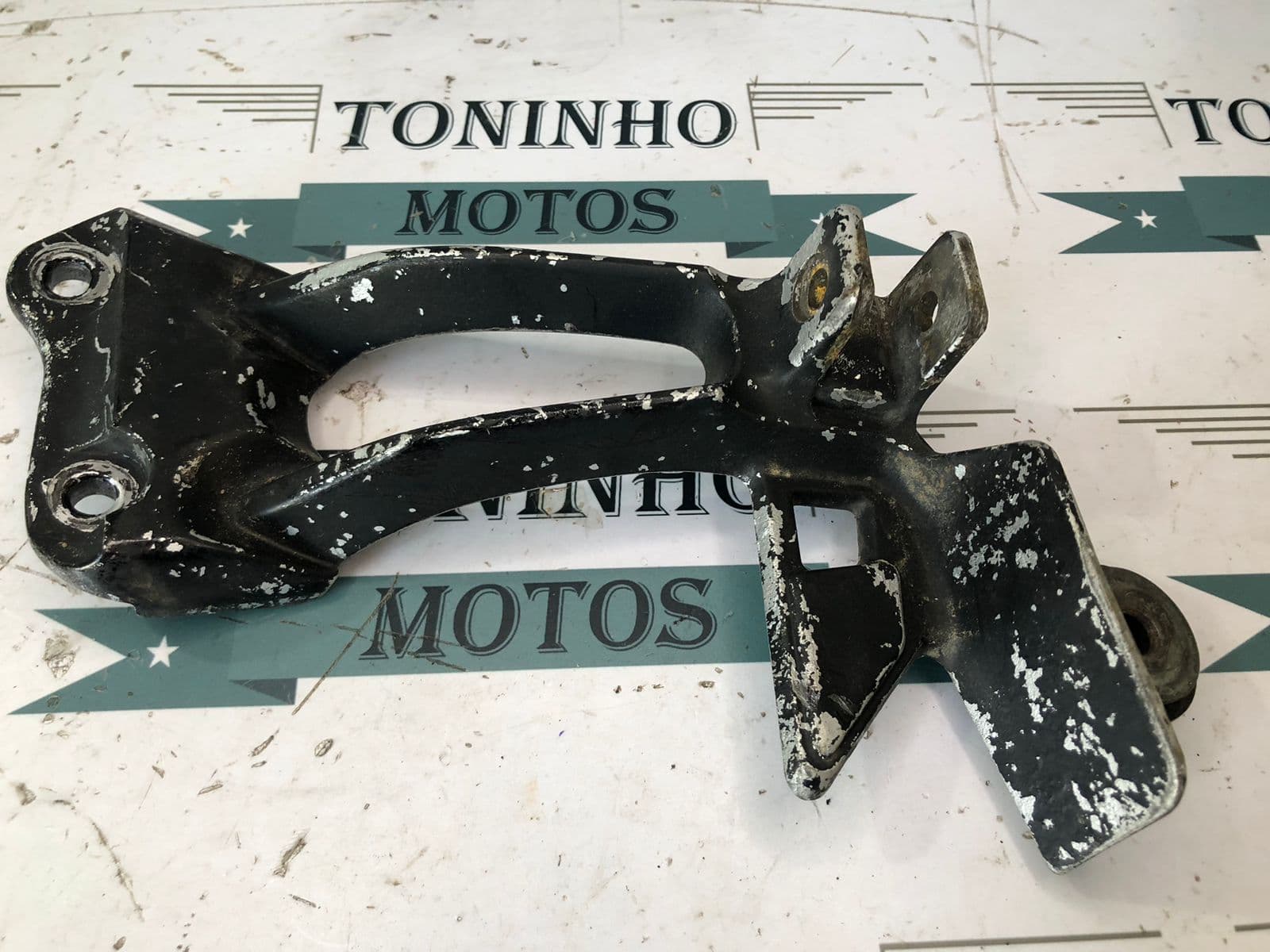 SUPORTE DE PEDALEIRA DIREITO YAMAHA CRYPTON 115 2010 Á 2016 — imagem 3