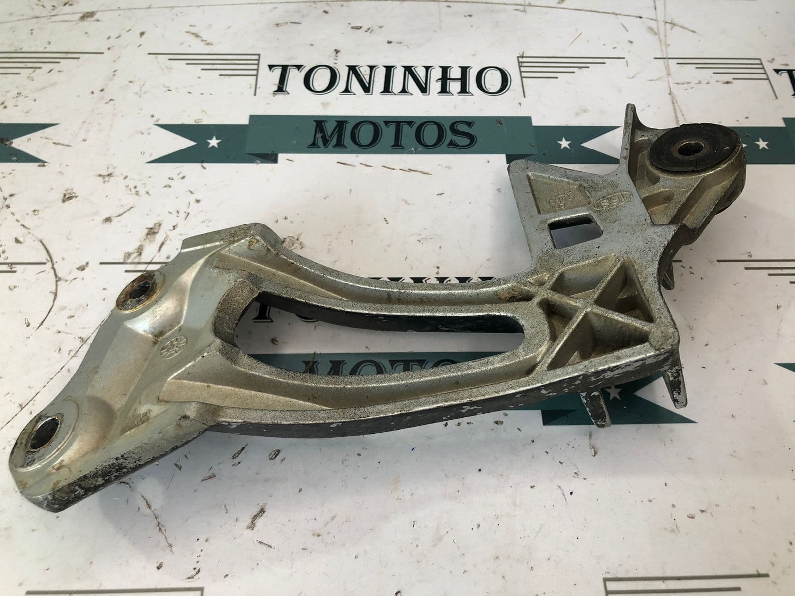 SUPORTE DE PEDALEIRA DIREITO YAMAHA CRYPTON 115 2010 Á 2016 — imagem 2