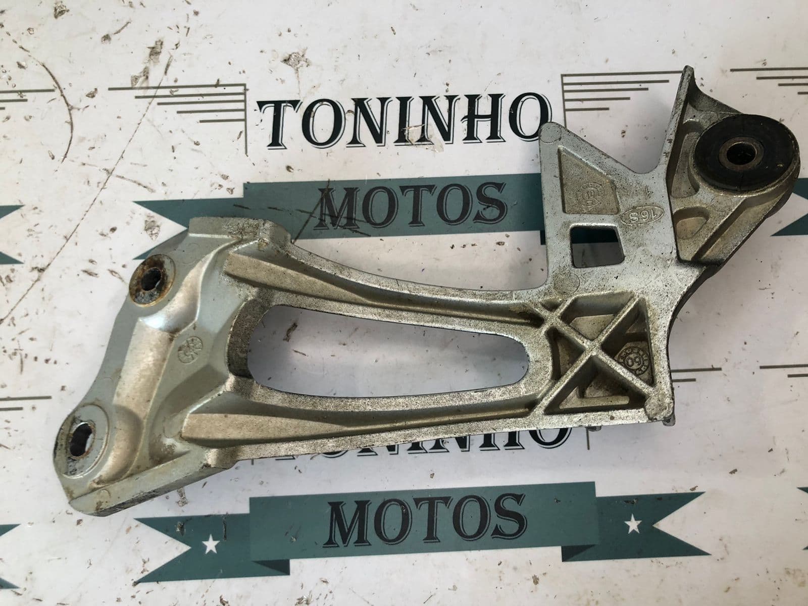 SUPORTE DE PEDALEIRA DIREITO YAMAHA CRYPTON 115 2010 Á 2016 — imagem 4