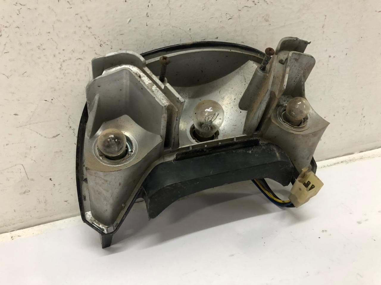 BASE DA LANTERNA DE FREIO YAMAHA CRYPTON 105 1998 Á 2004 — imagem 3