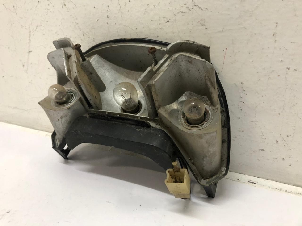 BASE DA LANTERNA DE FREIO YAMAHA CRYPTON 105 1998 Á 2004 — imagem 4