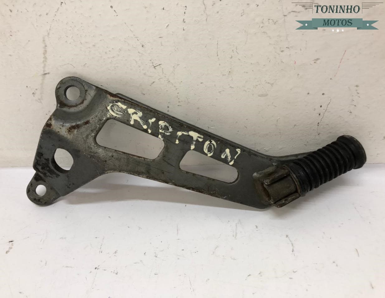 SUPORTE PEDALEIRA ESQUERDO YAMAHA CRYPTON 105 1998 Á 2004