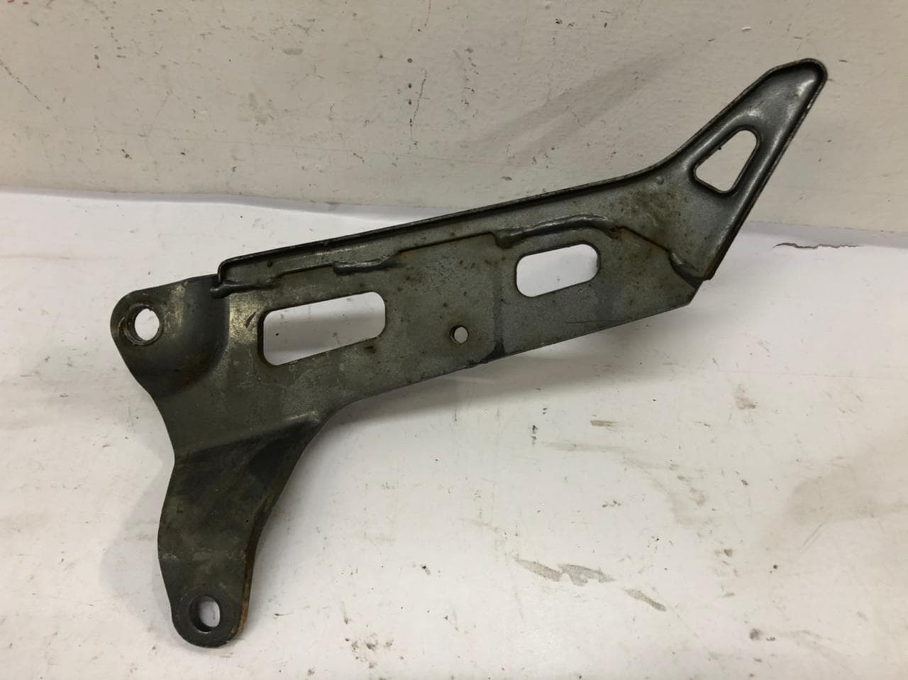 SUPORTE PEDALEIRA DIREITO YAMAHA CRYPTON 105 1998 Á 2004 — imagem 2