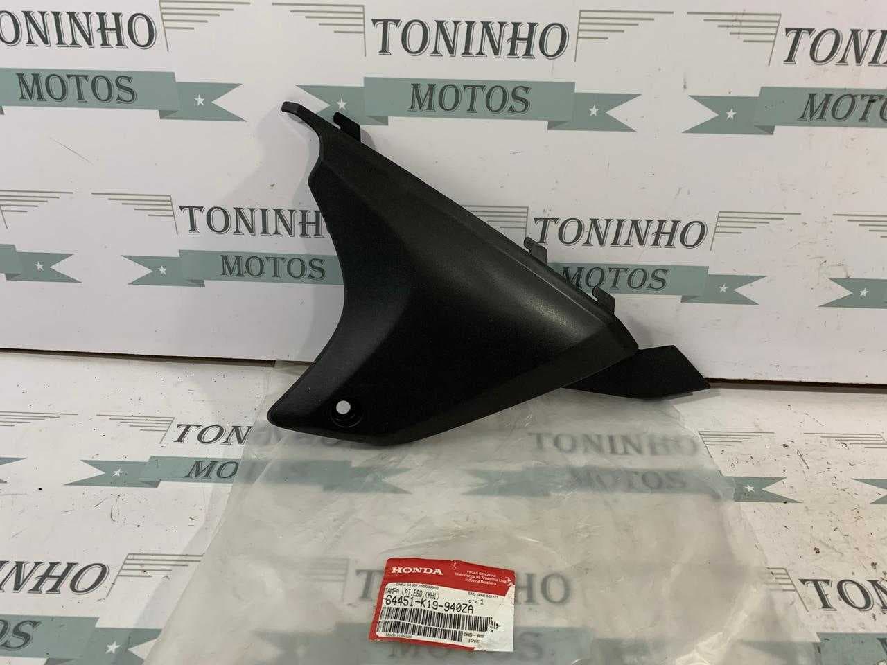 ACABAMENTO INFERIOR ESQUERDO DA TAMPA LATERAL HONDA BIZ 100