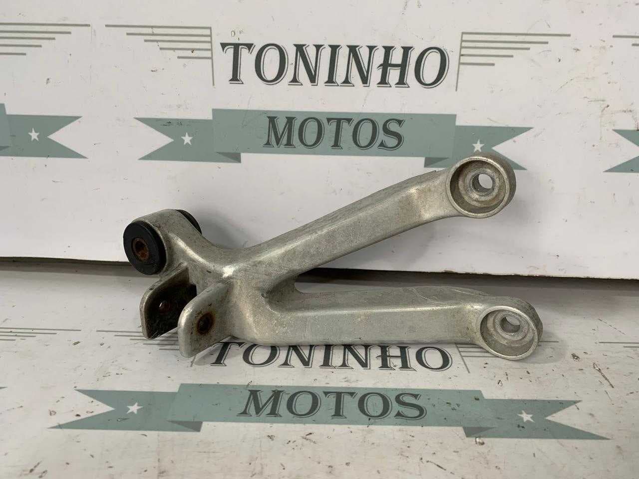 SUPORTE PEDALEIRA TRASEIRO DIREITO HONDA CBR900RR 1998/1999