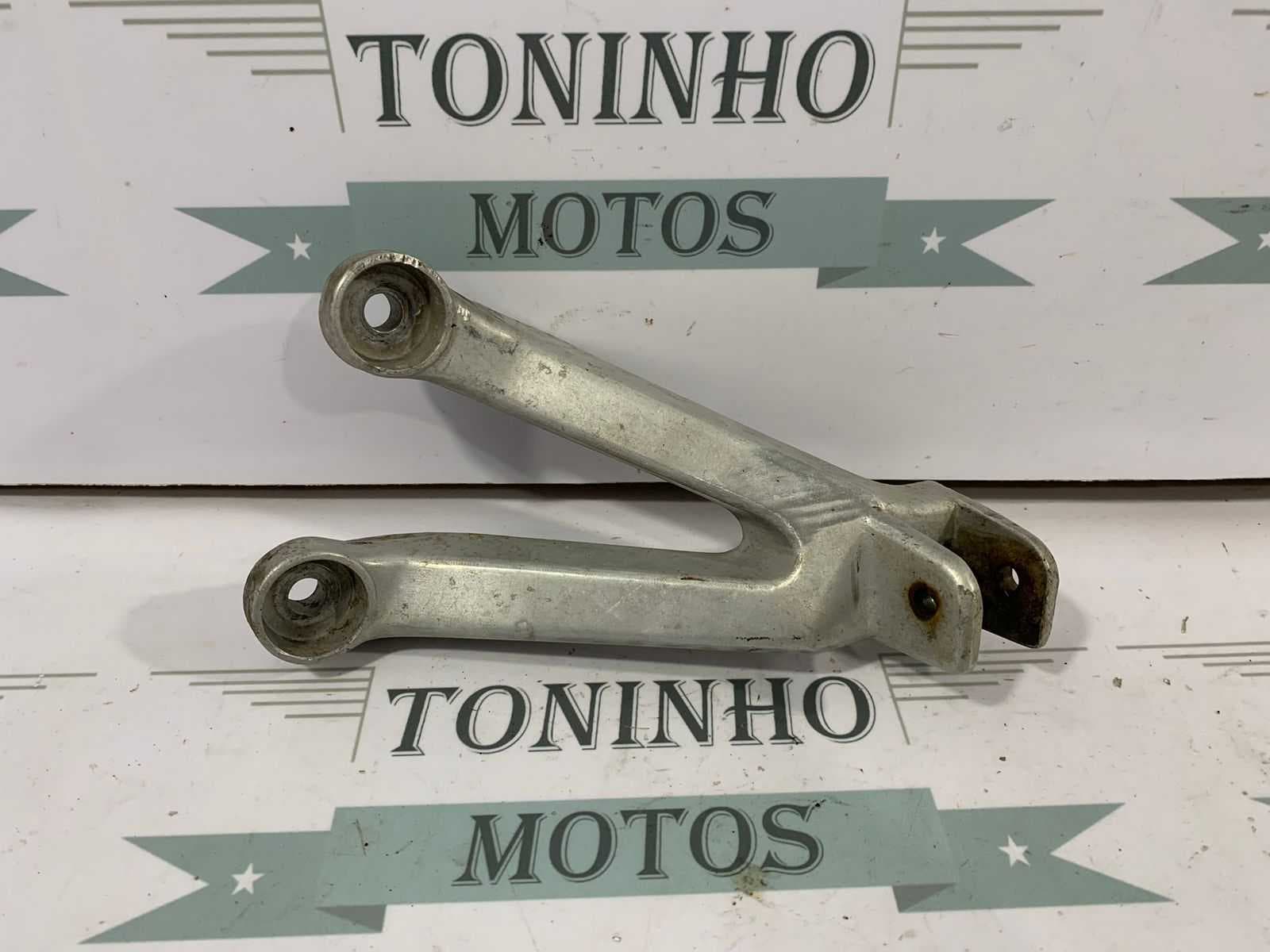 SUPORTE PEDALEIRA TRASEIRO ESQUERDO HONDA CBR900RR 1998/1999