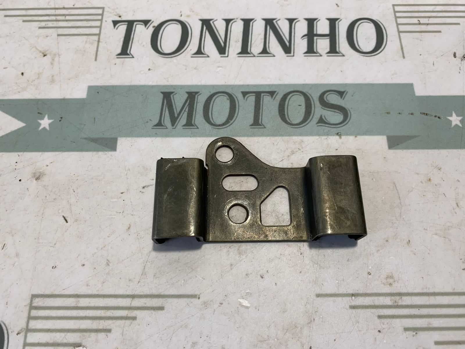 PLACA RETENÇÃO CORRENTE COMANDO TRIUMPH TIGER 800 XC 2012