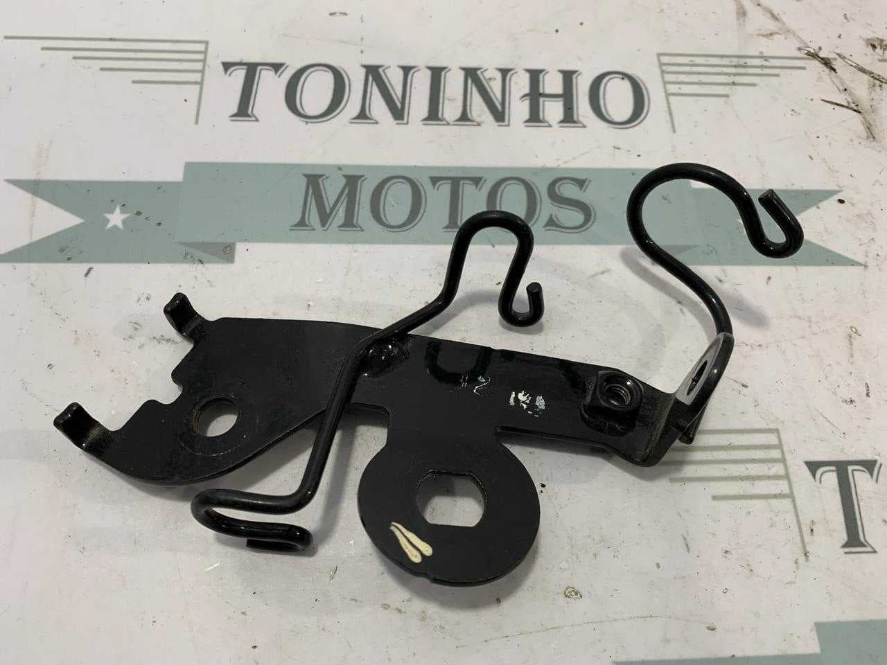 SUPORTE DO PISCA DIANTEIRO DIREITO HONDA BROS 150 2013/2014