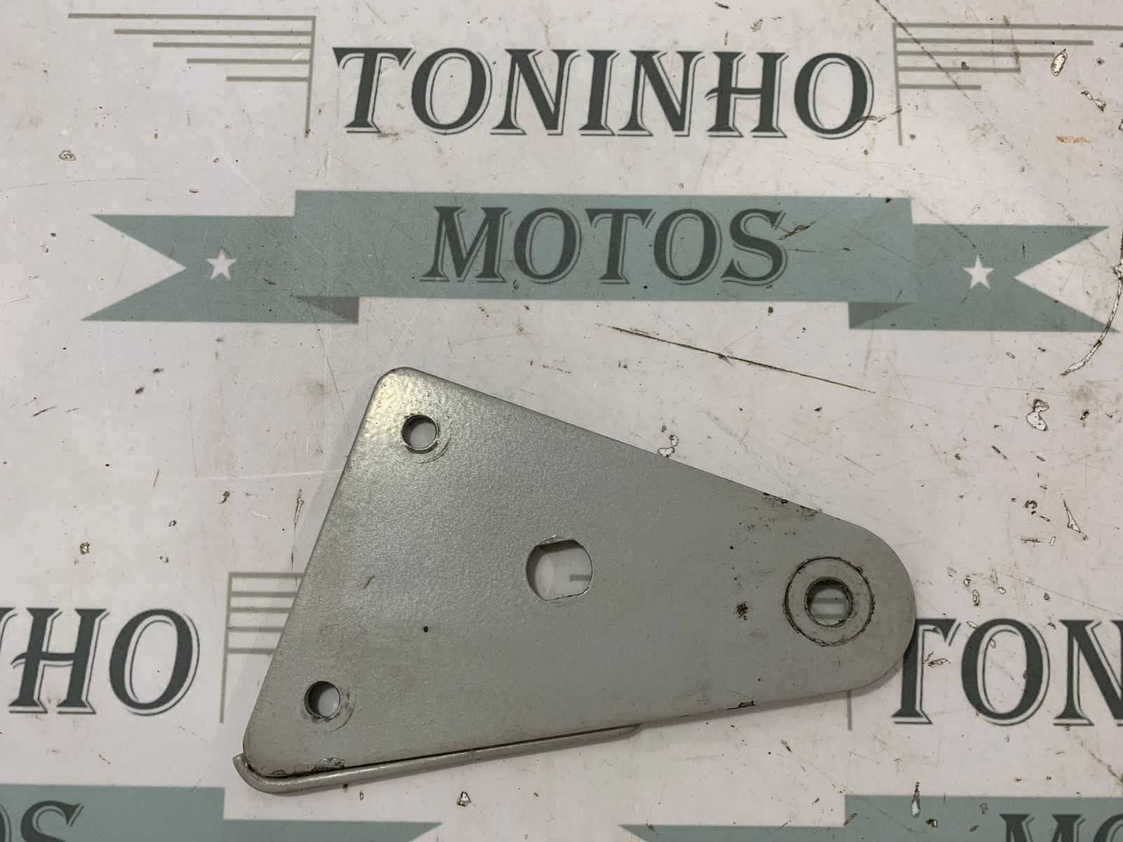 SUPORTE FAROL ESQUERDO SUZUKI GSR125 / GSR150I 2011 Á 2016