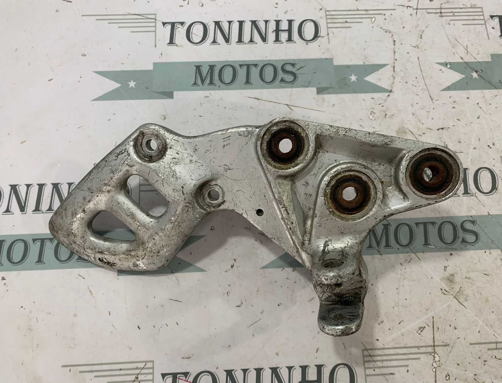 SUPORTE DE PEDALEIRA DIANTEIRA DIREITO SUZUKI GSX 1300R 1999