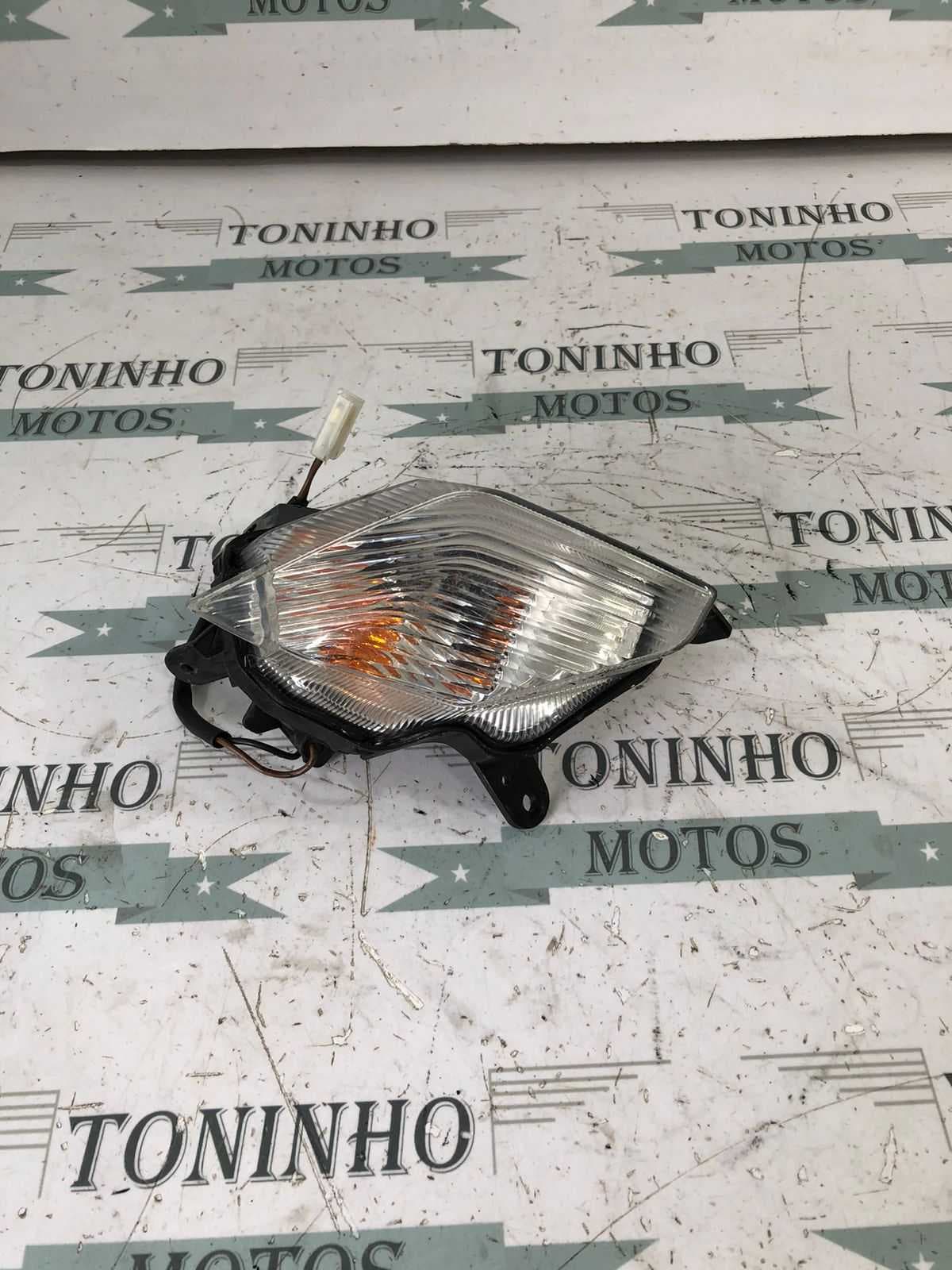 PISCA TRASEIRO LADO ESQUERDO YAMAHA T-MAX 530 2012 À 2017