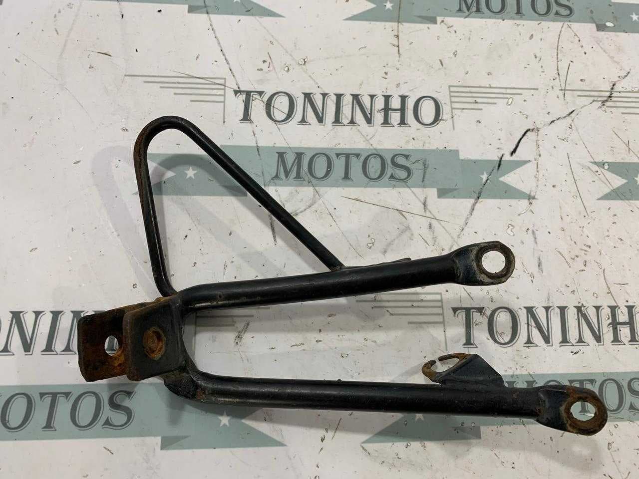 SUPORTE PEDALEIRA TRASEIRA DIREITO HONDA BROS 125 / BROS 150