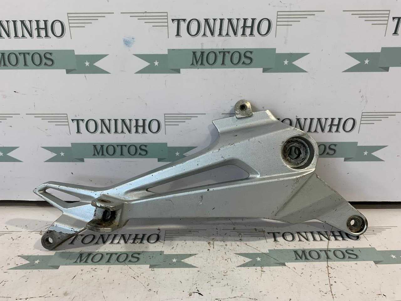 SUPORTE PEDALEIRA LADO DIREITO HONDA FAN 150 / TITAN 150 2014