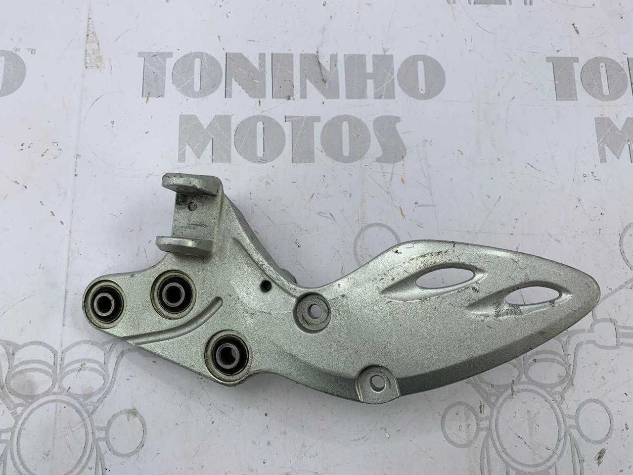 SUPORTE PEDALEIRA DIANTEIRA DIREITO SUZUKI GSXR1300 HAYABUSA