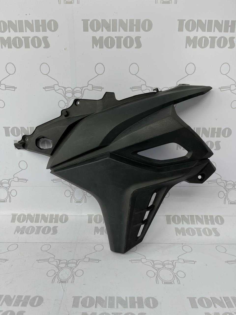 ABA DE TANQUE LADO ESQUERDO SUZUKI DL 650 V-STROM 2024/2025