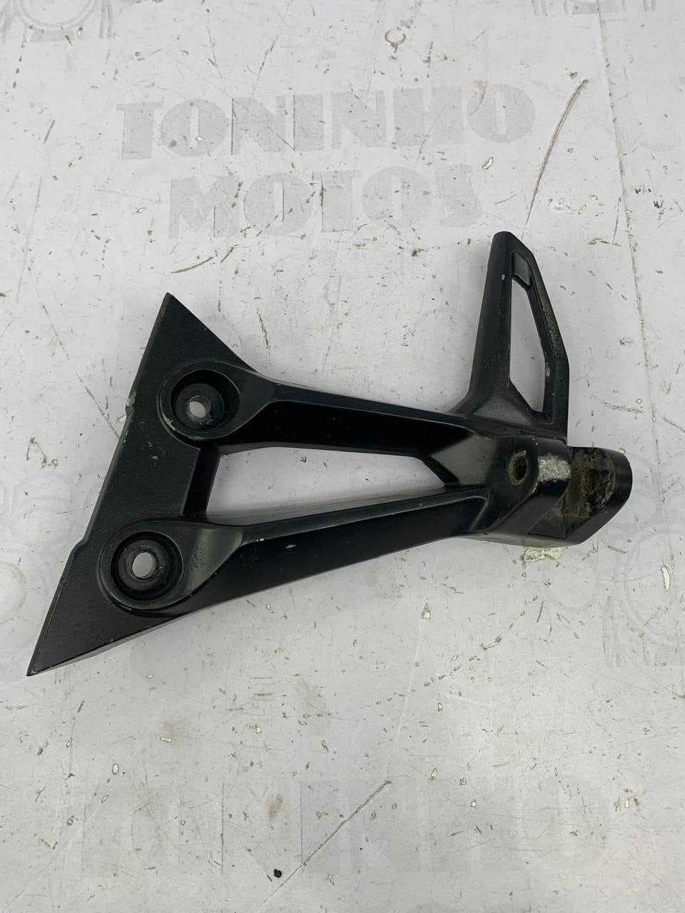 SUPORTE PEDALEIRA TRASEIRO ESQUERDO HAOJUE DR160 2020 Á 2025