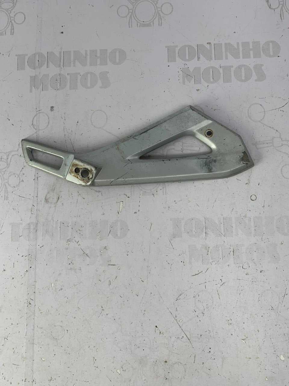 SUPORTE PEDALEIRA DIREITO SUZUKI GSR 125I / GSR 150I 2011