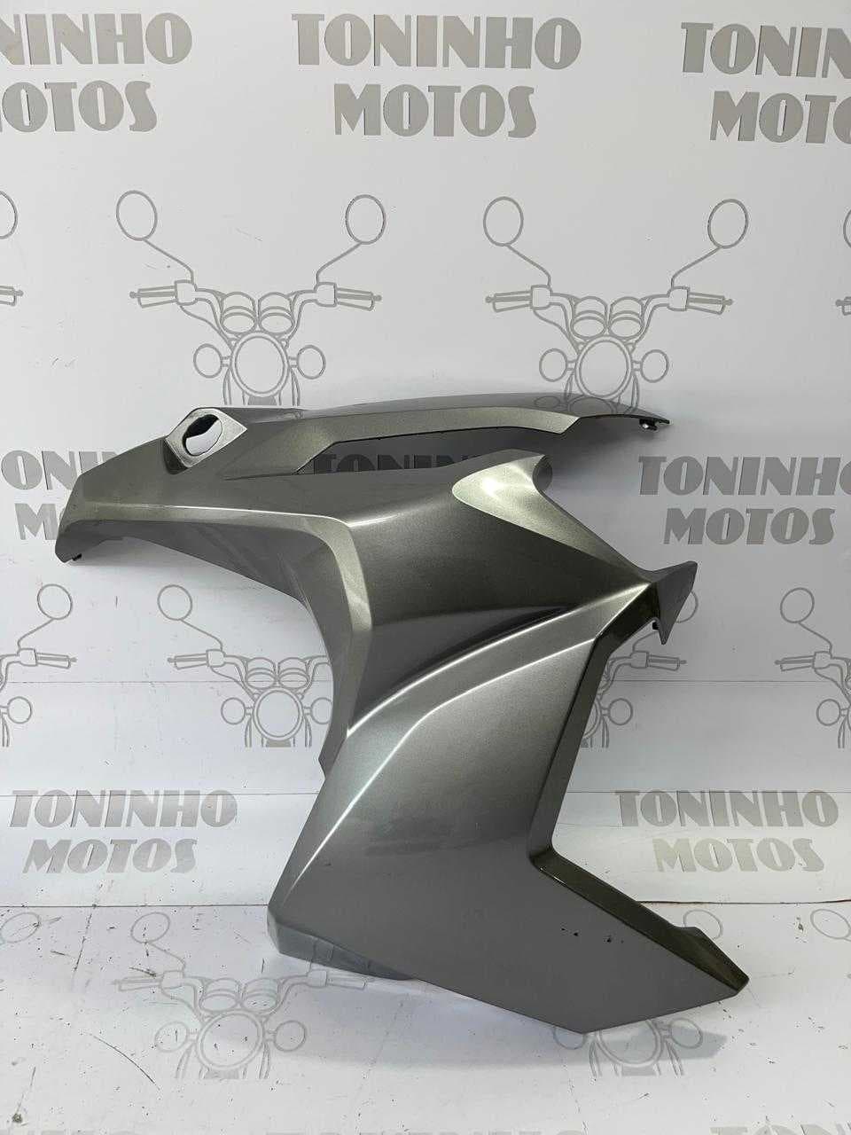 TAMPA LATERAL DIANTEIRO DIREITO HONDA ADV 150 2024/2025