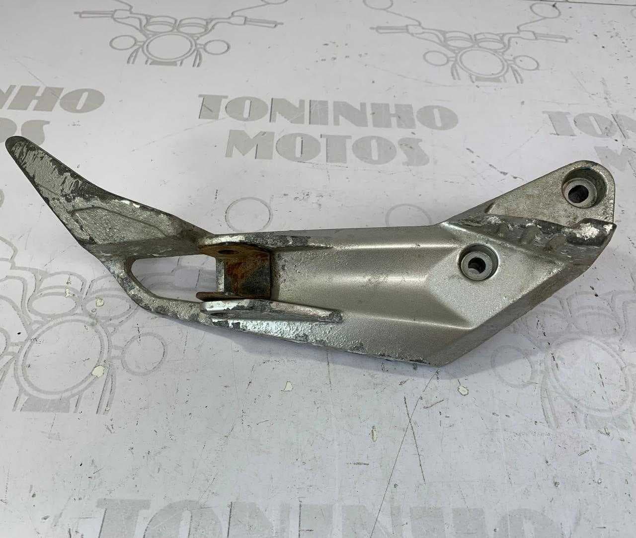 SUPORTE DE PEDALEIRA LADO DIREITO YAMAHA NEO 2010 Á 2012