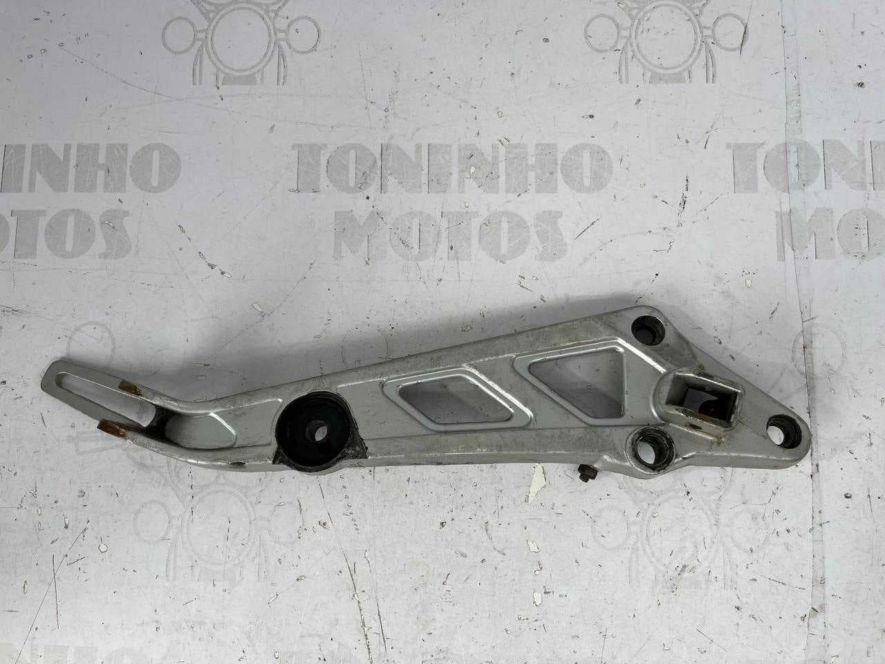 SUPORTE DE PEDALEIRA LADO DIREITO HYOSUNG KASINSKI GF 125