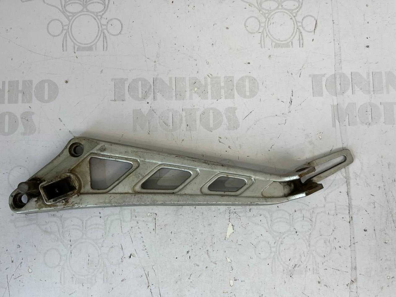 SUPORTE DE PEDALEIRA LADO ESQUERDO HYOSUNG KASINSKI GF 125