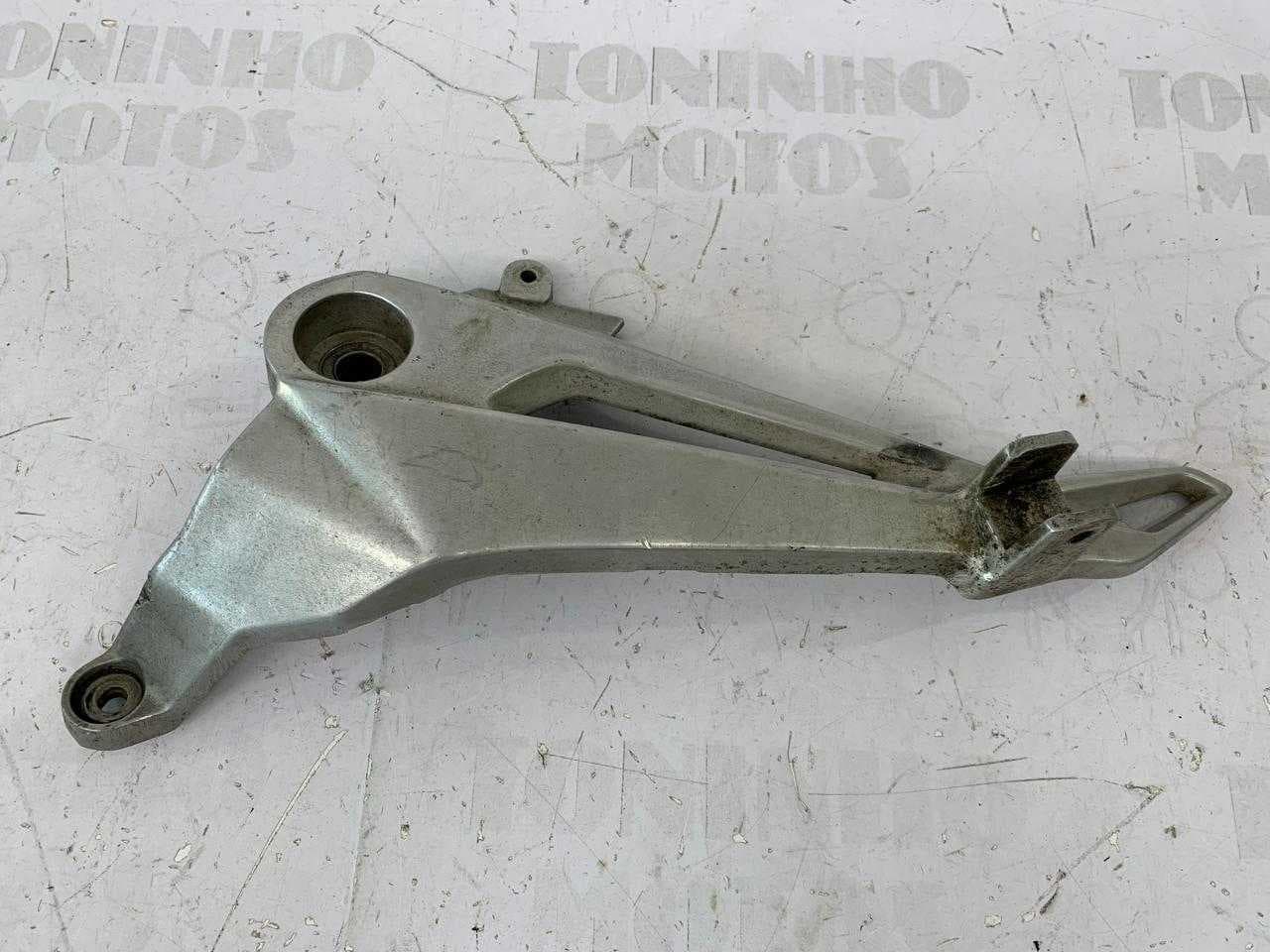 SUPORTE PEDALEIRA ESQUERDO HONDA FAN / TITAN 150 2014/2015