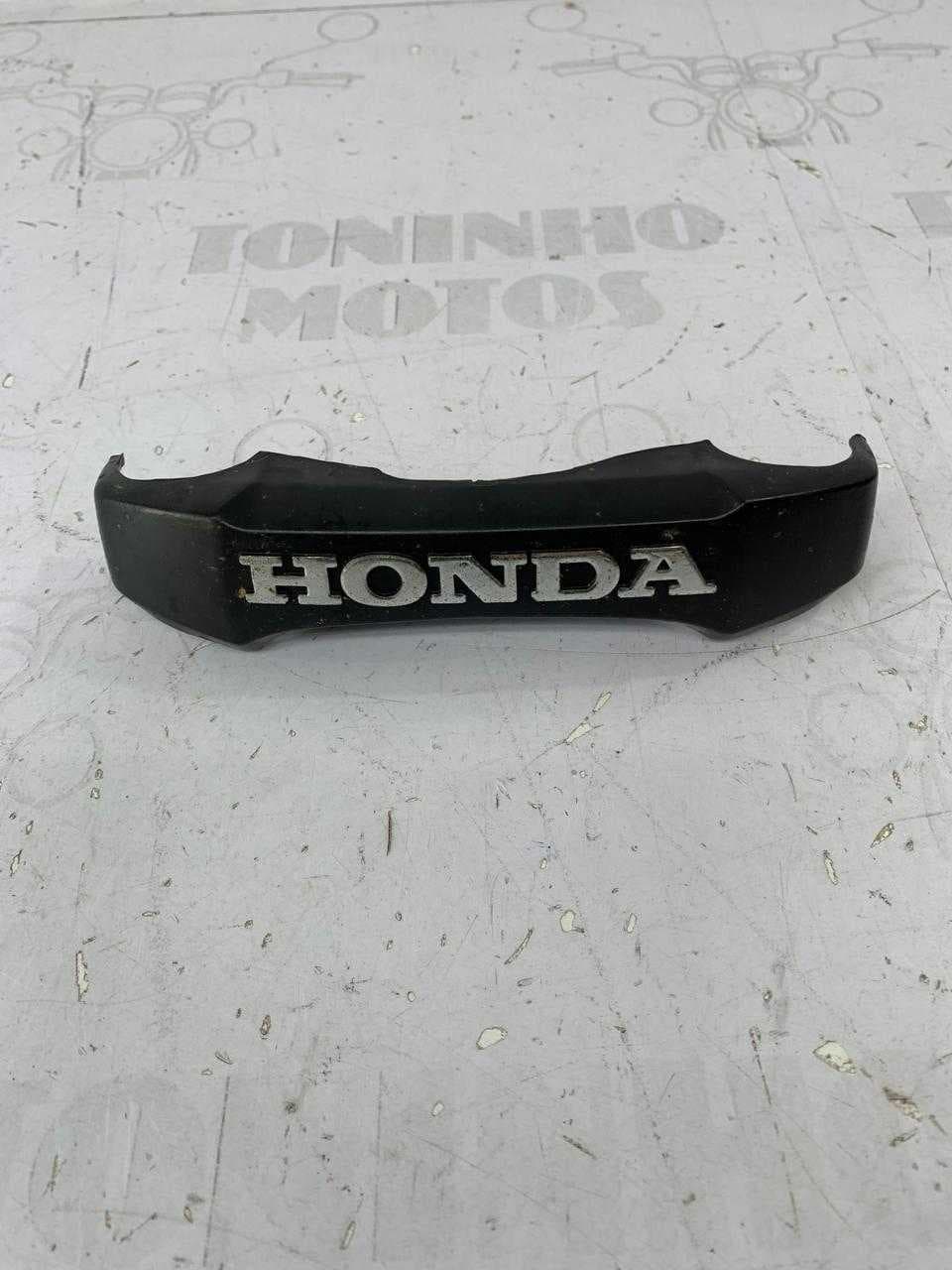 EMBLEMA FRONTAL HONDA TITAN 150 2004 A 2008