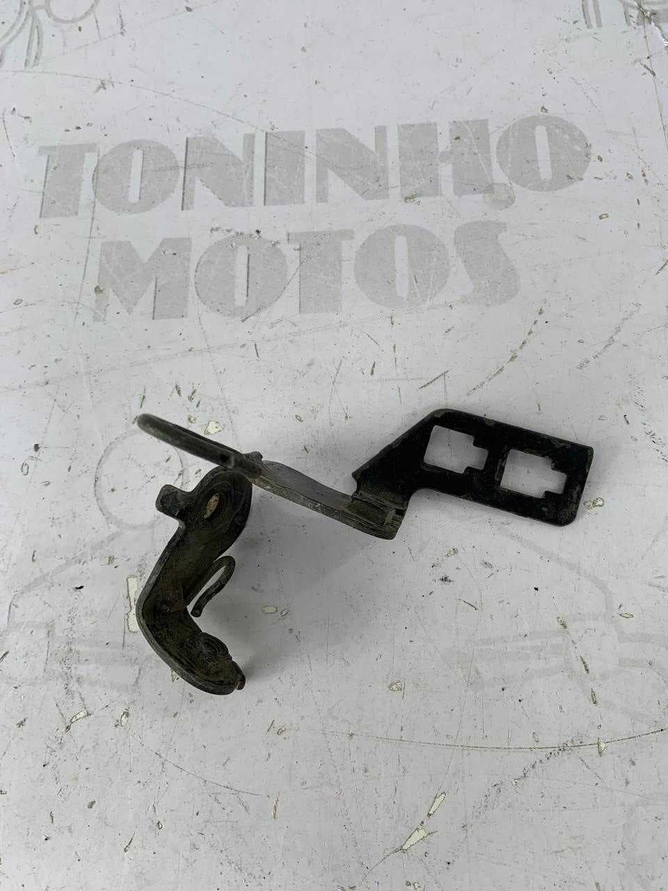 SUPORTE DO FAROL DIANTEIRO DIREITO HONDA XLR 125 1997 À 2002