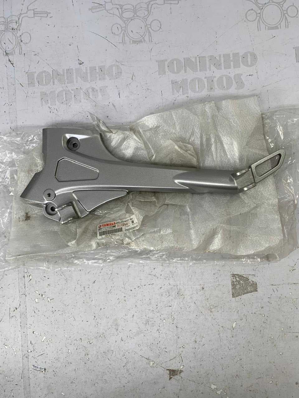SUPORTE PEDALEIRA ESQUERDO YAMAHA FAZER 250 2011 Á 2017