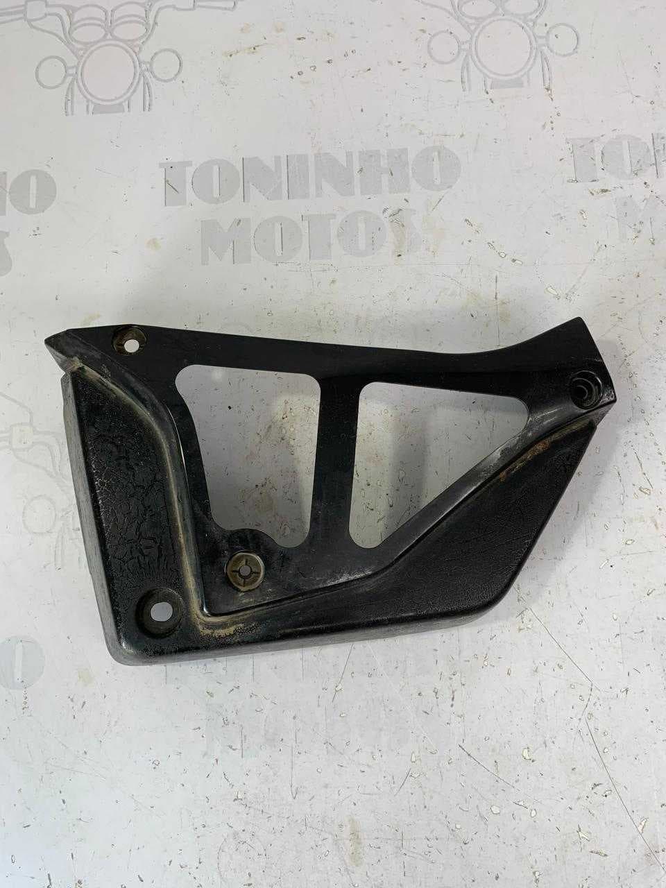 TAMPA LATERAL INFERIOR ESQUERDO HONDA TITAN 150 SPORT 2004