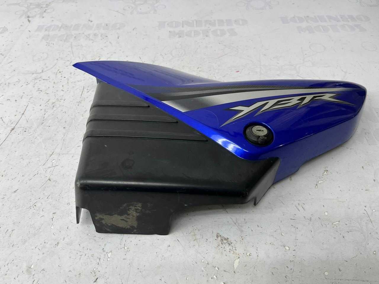 TAMPA LATERAL ESQUERDO YAMAHA YBR 125 2000 Á 2008