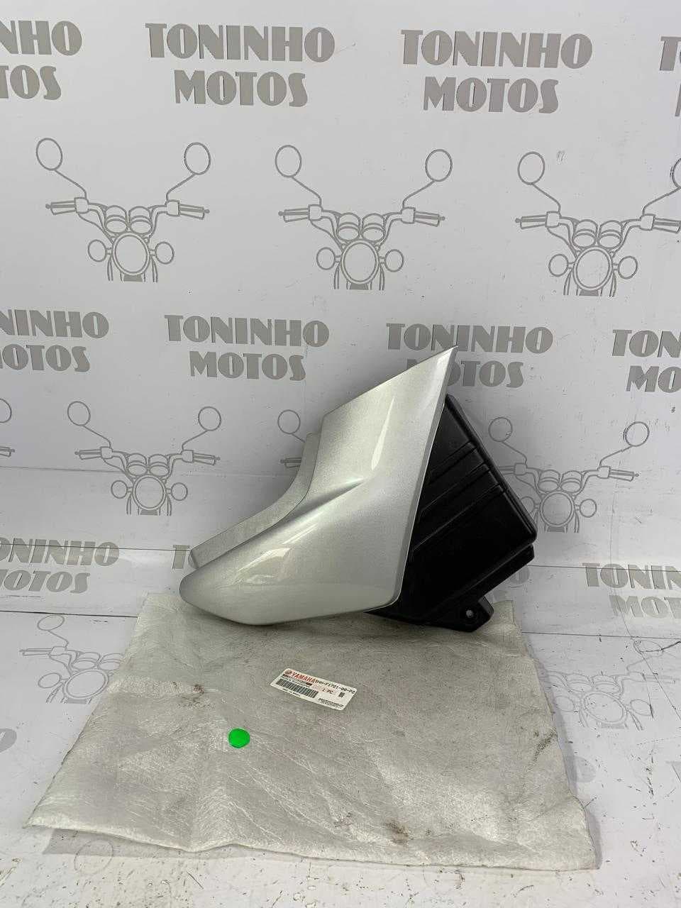 TAMPA LATERAL DIREITO YAMAHA YBR 125 2004 A 2008 - PRATA