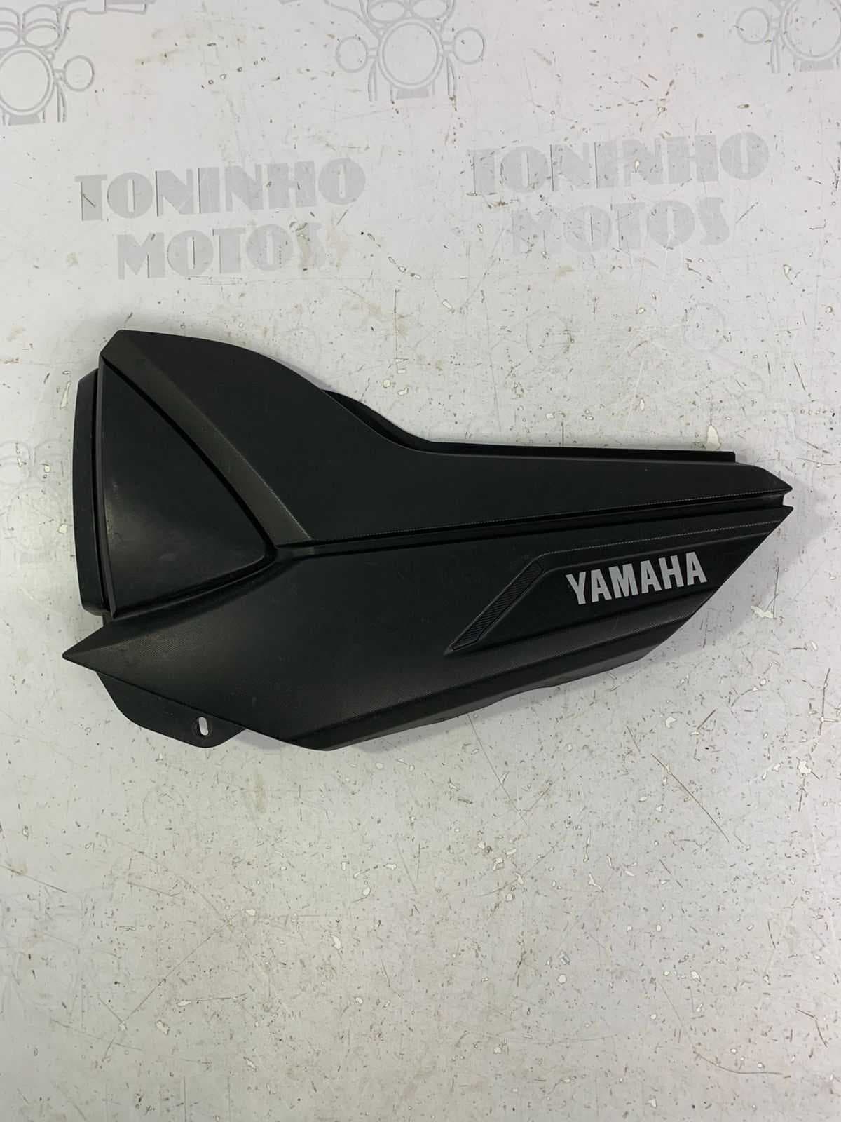 TAMPA LATERAL LADO ESQUERDO YAMAHA FAZER 150 2013 À 2022