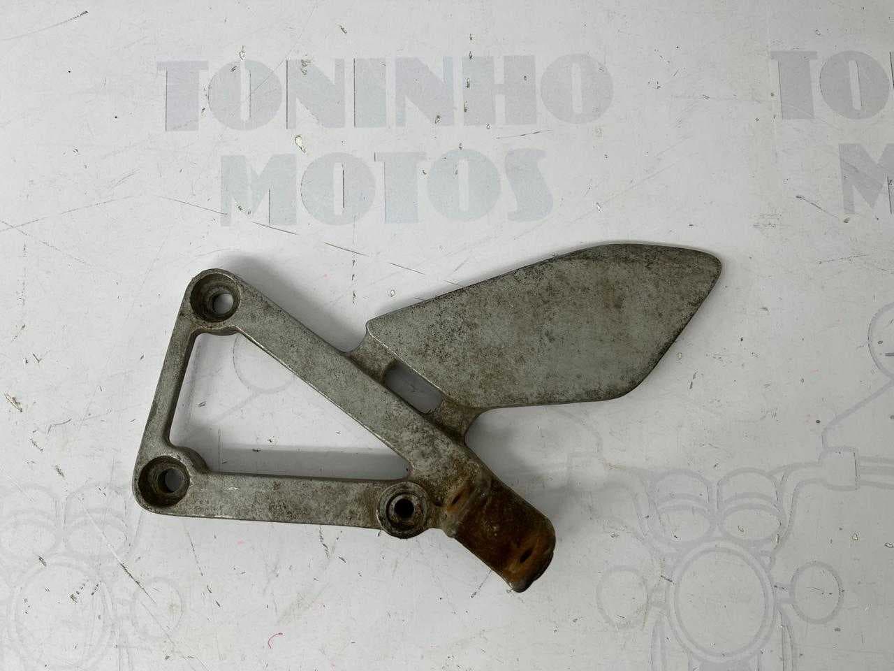SUPORTE DE PEDALEIRA DIANTEIRA LADO ESQUERDO HONDA CBR 450