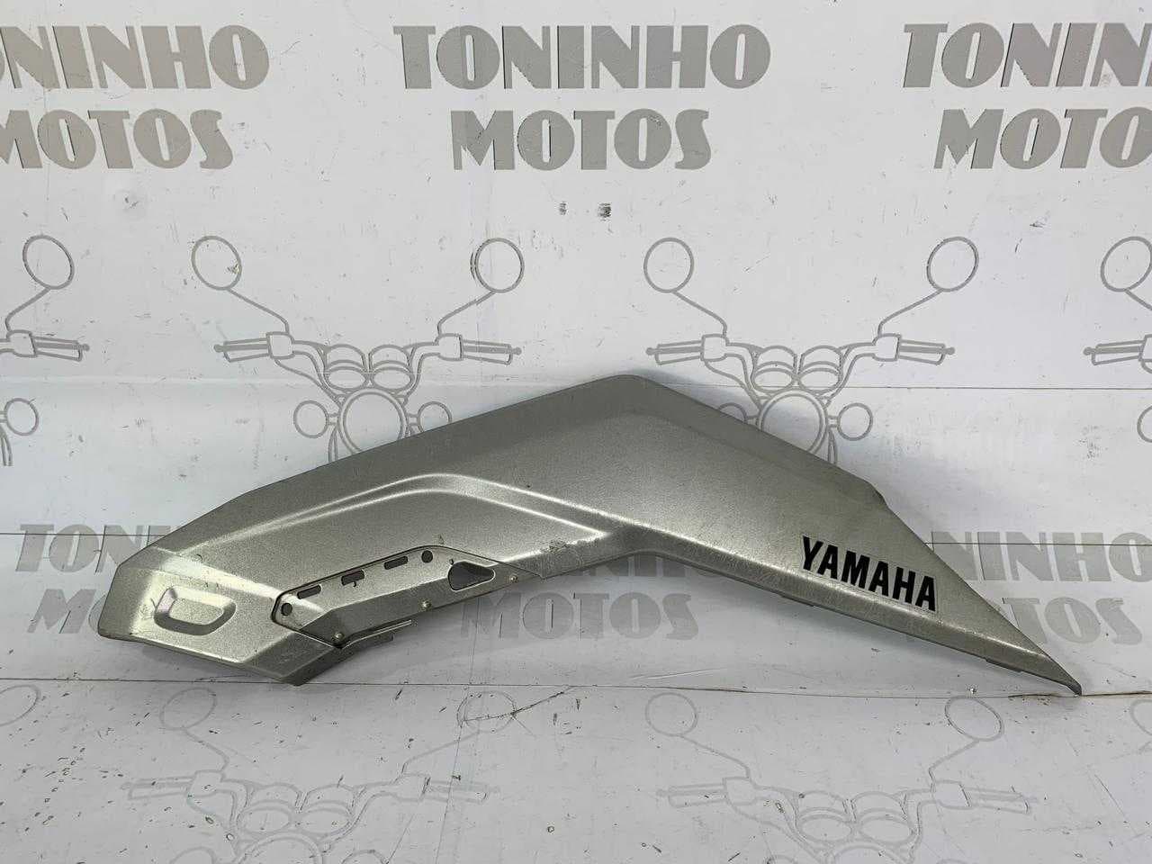 TAMPA LATERAL SUPERIOR ESQUERDO YAMAHA FZ25 2018 Á 2024