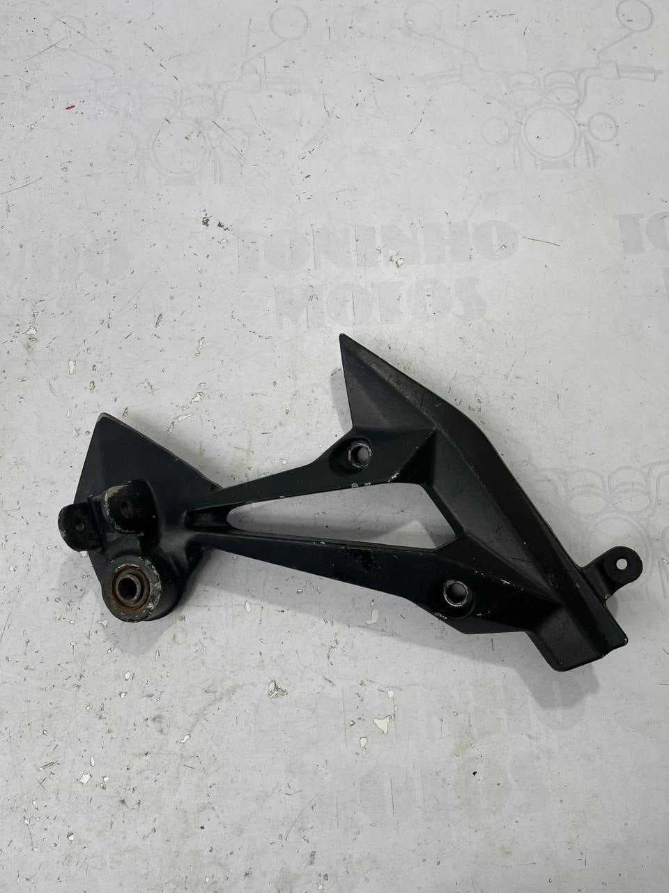 SUPORTE PEDALEIRA TRASEIRA ESQUERDO KAWASAKI Z 750 2008