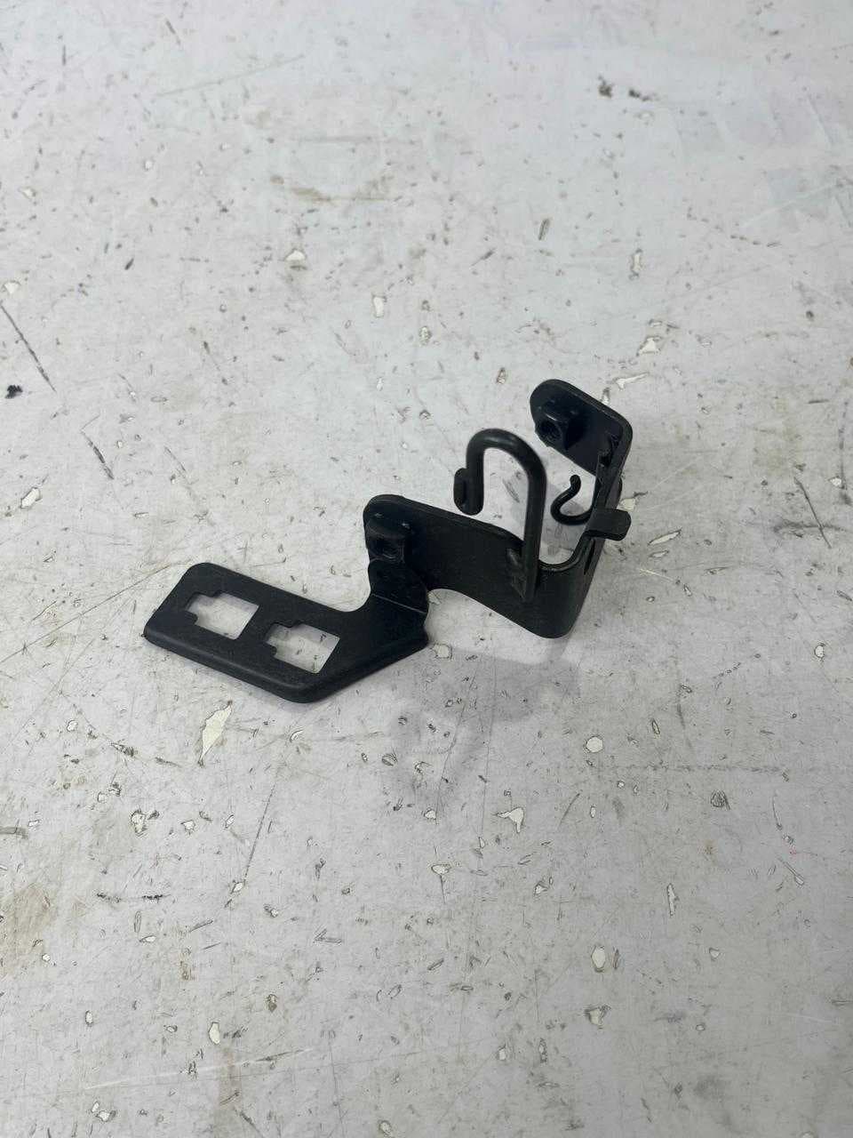 SUPORTE DO FAROL DIANTEIRO DIREITO HONDA XLR 125 1997 À 2002