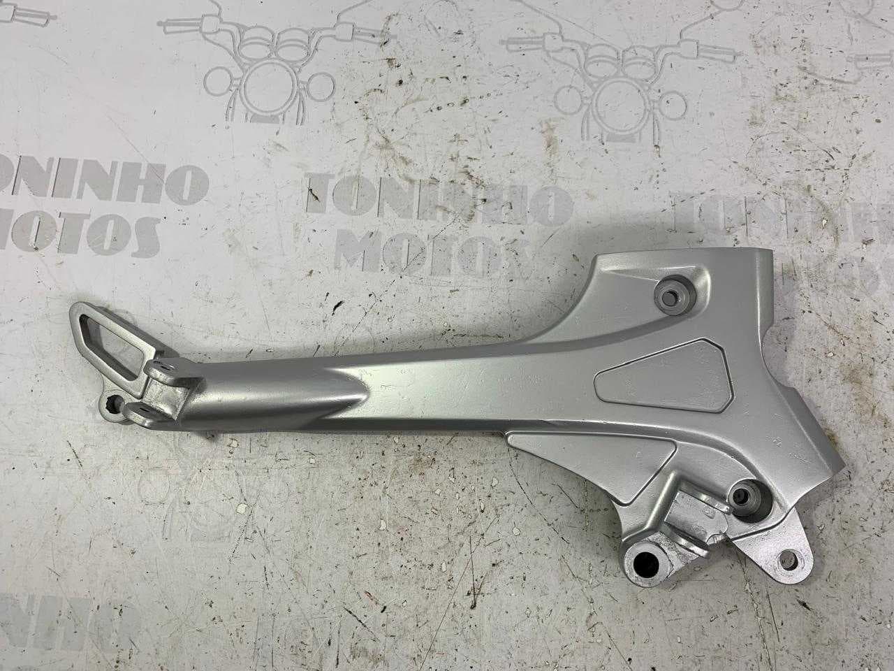 SUPORTE DE PEDALEIRA DIREITO YAMAHA FAZER 250 2006 Á 2010