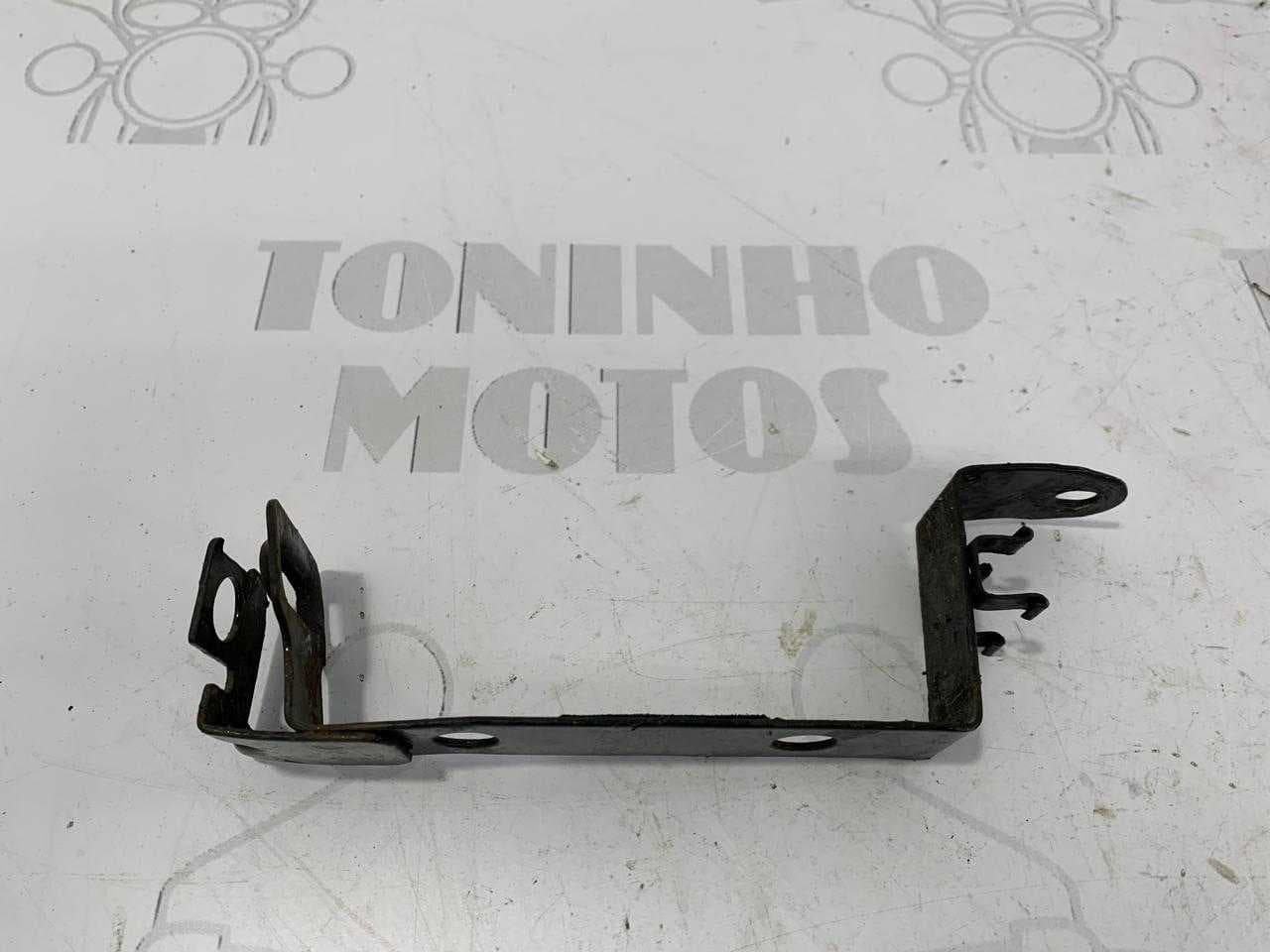FIXADOR CAIXA BATERIA HONDA TITAN 125 2000 / FAN 125 2005