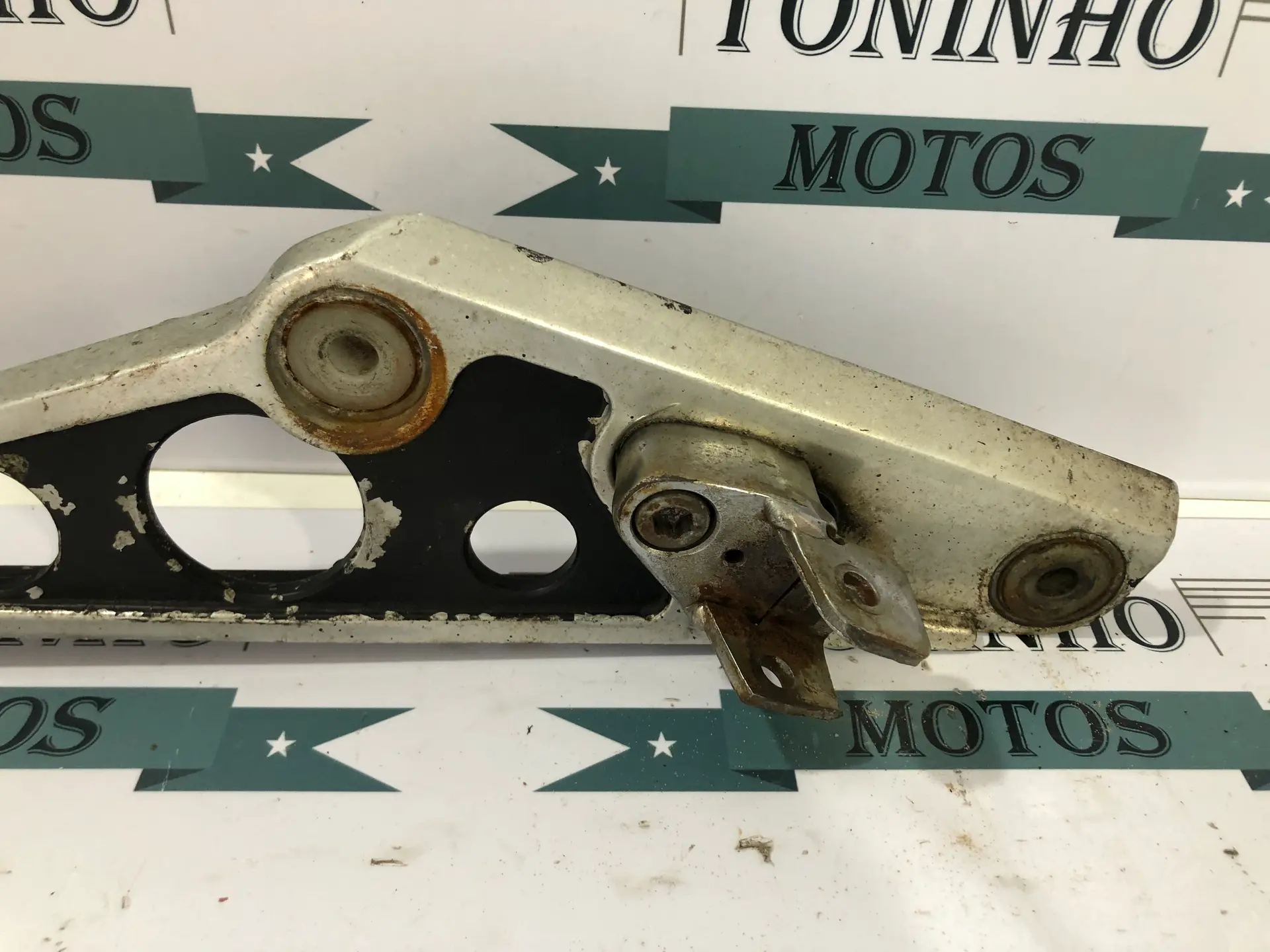 Suporte Pedaleira Direito Honda CBX750F 1986 à 1994 — imagem 3