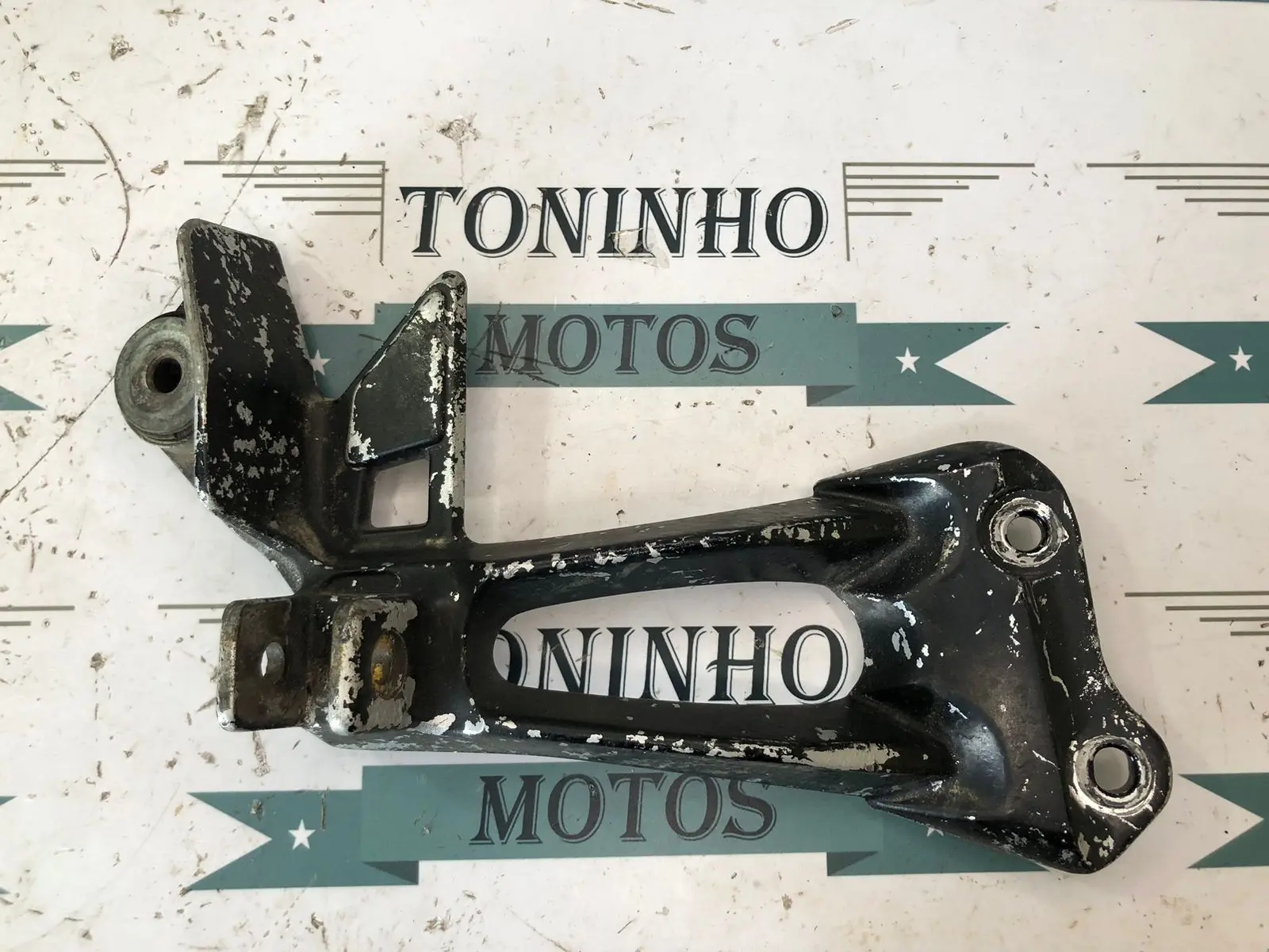 SUPORTE DE PEDALEIRA DIREITO YAMAHA CRYPTON 115 2010 Á 2016
