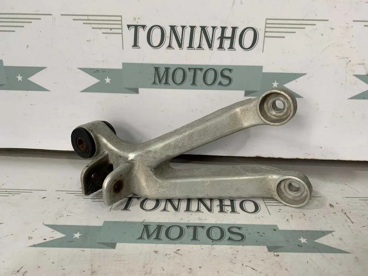 SUPORTE PEDALEIRA TRASEIRO DIREITO HONDA CBR900RR 1998/1999