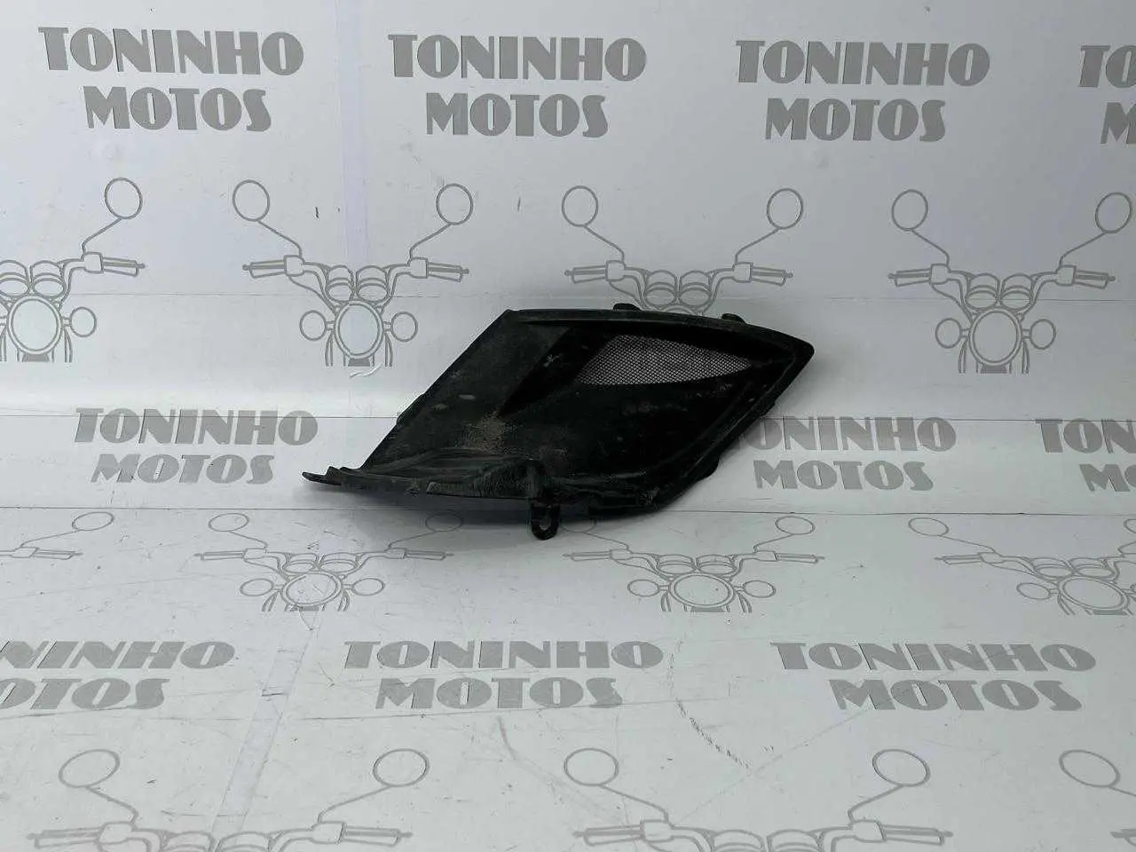 APOIO DE PÉ TRASEIRO LADO ESQUERDO SUZUKI BURGMAN 125