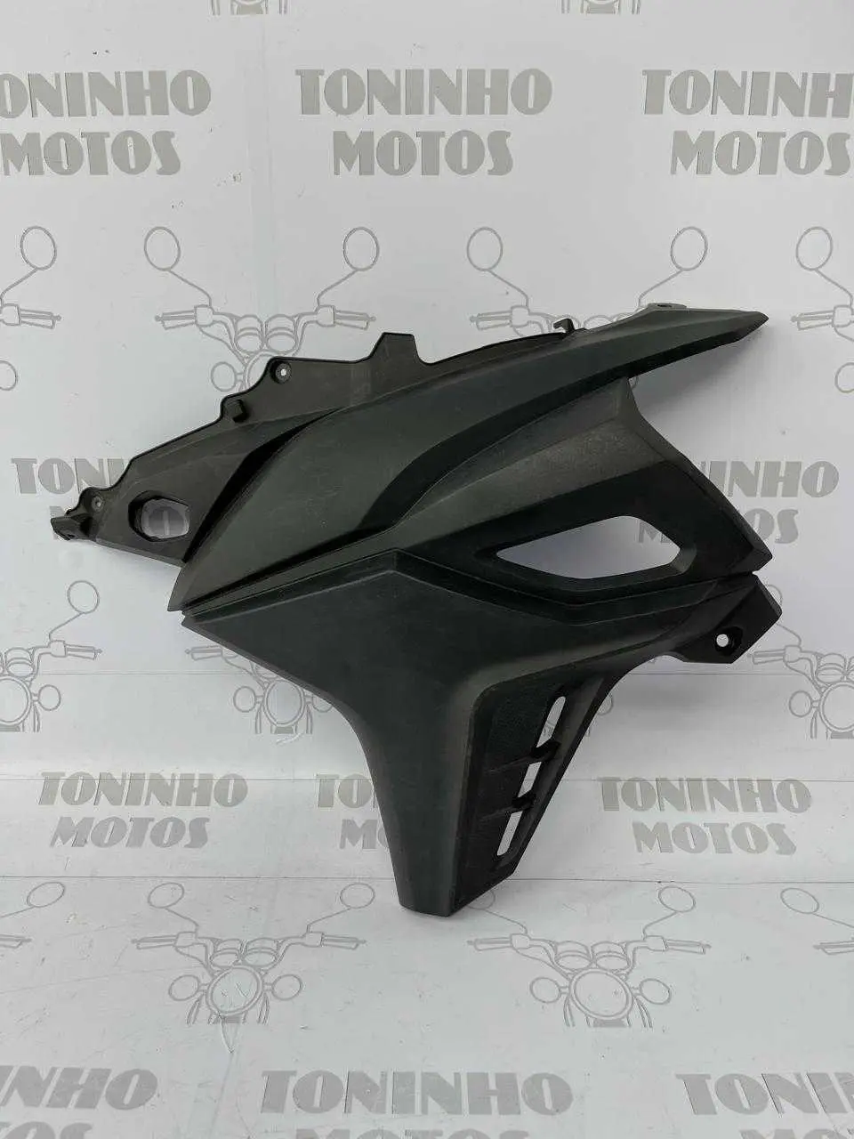 ABA DE TANQUE LADO ESQUERDO SUZUKI DL 650 V-STROM 2024/2025